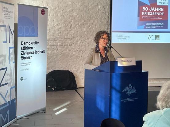 Miriam Rürup, Direktorin des Moses Mendelssohn Zentrums, eröffnet die Konferenz „80 Jahre Kriegsende: Jüdische Perspektiven auf Neuanfänge in Deutschland und Europa der Nachkriegszeit“.