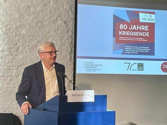 Michael Brenner hält eine Keynote unter dem vielsagenden Titel „Befreit - aber nicht frei“ zur Situation der jüdischen Überlebenden nach 1945 bei der Konferenz „80 Jahre Kriegsende: Jüdische Perspektiven auf Neuanfänge in Deutschland und Europa in der Nachkriegszeit“.