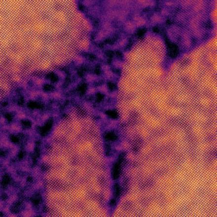 Image de microscopie électronique en transmission en mode balayage d’un zircon ayant subi un choc artificiel. Des zones montrent des points clairs régulièrement arrangés spatialement, indiquant un arrangement cristallin, alors que d’autres ne montrent aucune régularité, indiquant le caractère localement amorphe du cristal. L’image est un carré d’environ 50 nanomètres de côté.