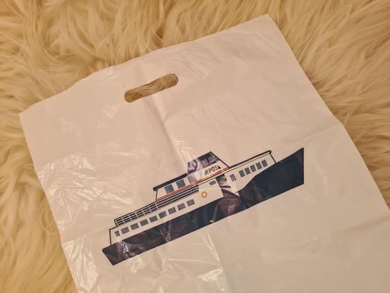 Ein kvit plastpose med bilete av bokbåten Epos.