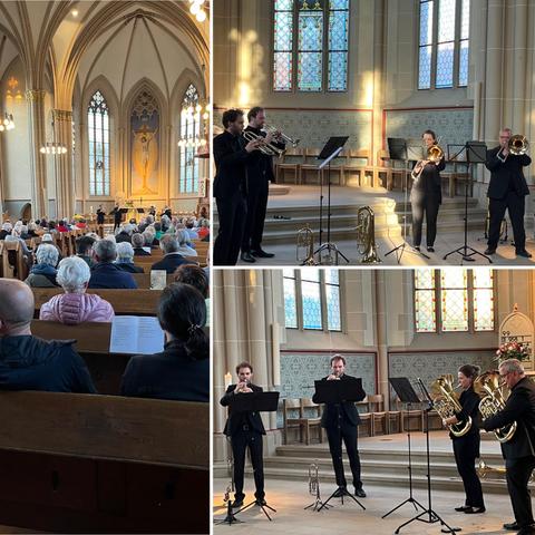 Kollage aus 3 Bilder. Besucher von hinten sitzend mit Bilckrichtung Altarraum, dort die MusikerInnen stehend. Zwei mal Nahaufnahme der MusikerInnen, einmal mit Trompeten und Posaunen, einmal mit Flügelhörnern und Euphonien.