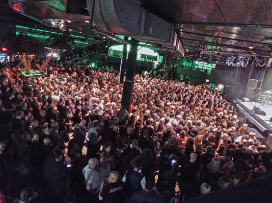 Por ahí en esa multitud de gente está Pozuelen también, pero la mayoría eran personas en edad de jubilación o casi