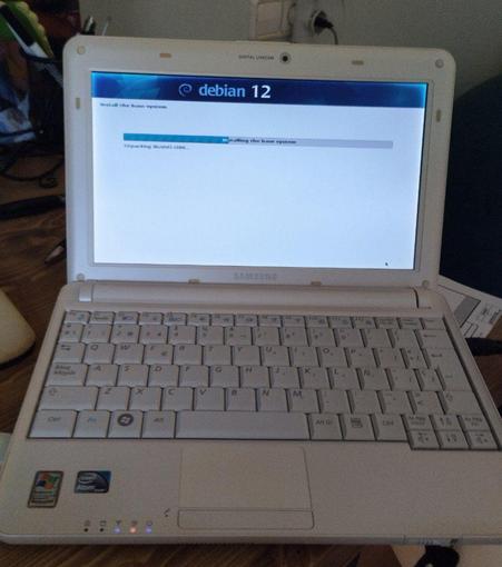 Un netbook Samsung en la fase de instalación de debian 12.