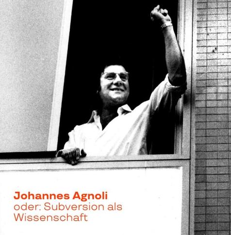 Porträt Johannes Agnoli am Fenster, er reckt die Hand zur Faust (Foto: © Privat Familie Agnoli)