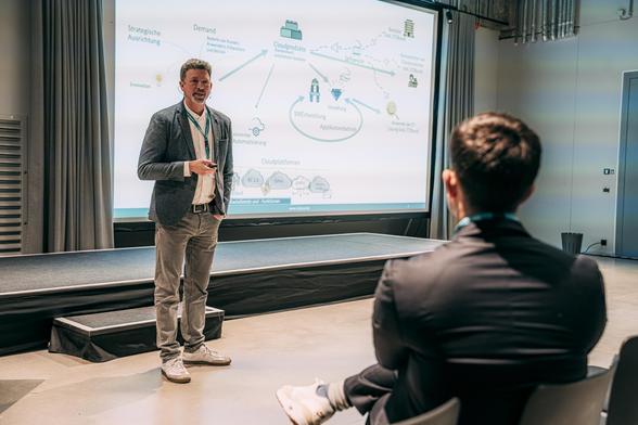 Thorsten Haag bei seinem Vortrag beim Conet Innovation Day während seiner Präsentation.