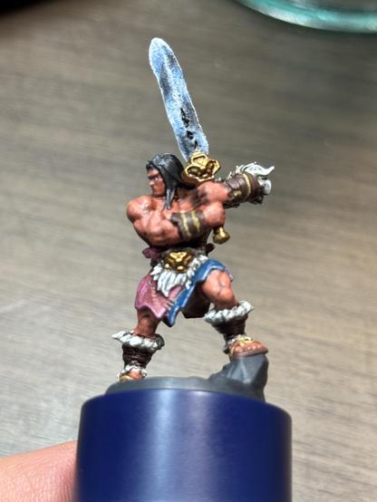 The HeroQuest barbarian from the left side. Washes were added to various bits. The belt buckle and hilt of the sword were painted with retributors armor from
Citadel. The sword was repainted with nmm technique.