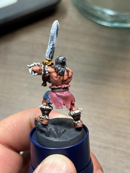 The HeroQuest barbarian from the back. Washes were added to various bits. The belt buckle and hilt of the sword were painted with retributors armor from
Citadel. The sword was repainted with nmm technique.