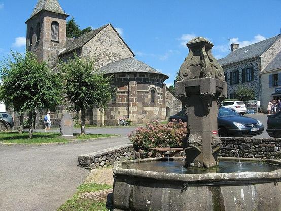 Fontaine à bassin octogonal avec fût central orné de sculptures à #Moussages (#Cantal) Au centre du bassin se dresse le fût de section cubique au-dessus d'une base continuée par un large socle de plan carré. Su...
Suite 👉 https://monumentum.fr/monument-historique/pa00093561/moussages-fontaine-a-bassin-octogonal-avec-fut-central-orne-de-sculptures
#Patrimoine #MonumentHistorique
Photo CC-BY-SA 4.0 : Robin Chubret