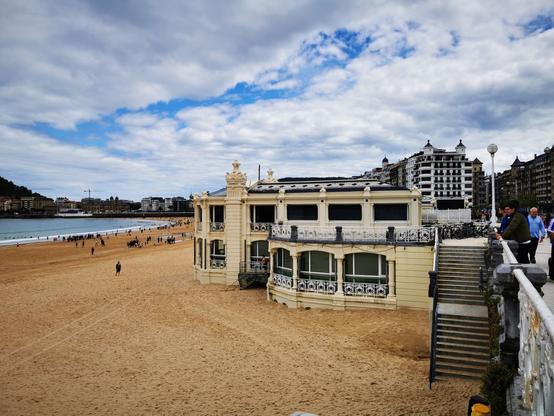 Prunkvolles Gebäude am Strand von San Sebastian