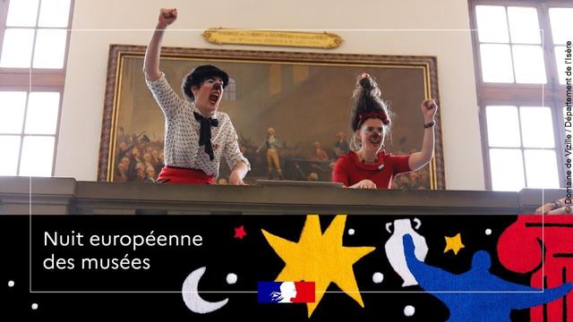 Deux clowns, femme et homme, devant la balustrade d’un escalier, avec un tableau de grand format accroché sur le mur derrière eux. © Domaine de Vizille / Département de l'Isère