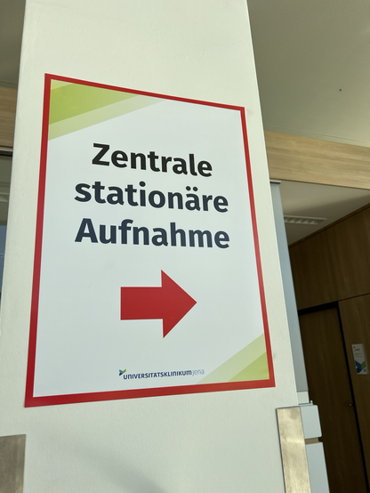 Hinweisschild „Zentrale stationäre Aufnahme“