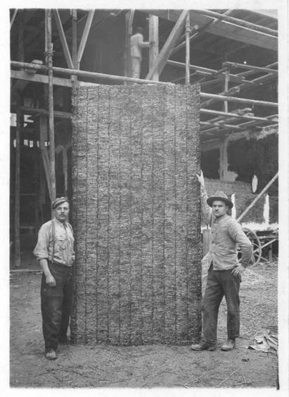 One of the few photographs of the Pavillon de l'Esprit nouveau construction site  in 1925 kept by Le Corbusier (FLC L2-13-43-001). Two workers handle a Solomite façade panel made of compressed straw. #strawbuilding