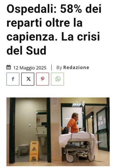 L'immagine mostra un corridoio di un ospedale. Una persona seduta su una barella è visibile al centro, mentre sullo sfondo si intravede un bagno. Il testo sovrastante l'immagine parla di una crisi negli ospedali del Sud Italia, con il 58% dei reparti oltre la capienza.

Descrizione generata con AI.