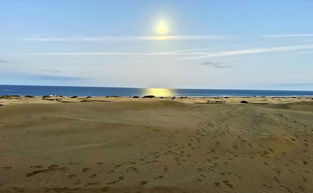 After last Saturday's glorious sunset over Maspalomas Dunes, I am back for more! Yesterday evening, at sunset, a full moon watching over the ocean and the golden sand dunes brought up a special moonlight that's still in my head this morning. Whoaaah! ... A feast for the senses 😍👍🏻