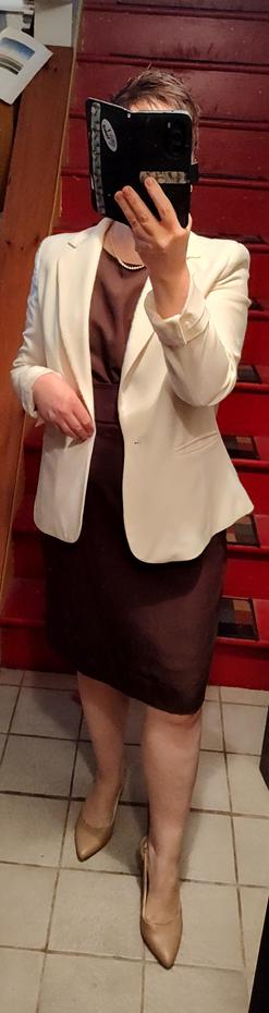 Brown silk blend shell dress with matching cummerbund tie belt. White blazer, beige kitten heel slingbacks. Pearls b/c they're expected.