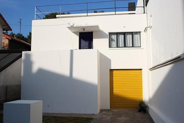 Villa Van Doesburg à #Meudon (#HautsDeSeine) Villa construite de 1929 à 1931 par Théo van Doesburg, peintre néerlandais, théoricien de l'art moderne et l'un des fondateurs du mouvement De Stijl. La villa, dans ...
Suite 👉 https://monumentum.fr/monument-historique/pa00088125/meudon-villa-van-doesburg
#Patrimoine #MonumentHistorique
Photo CC-BY-SA 4.0 : Lionel Allorge