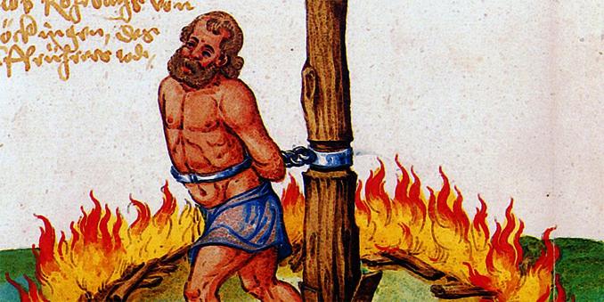 Tratto da un codice medievale, una viva immagine colorata ci mostra un uomo incatenato ad un palo, mentre ai suoi piedi è stato acceso un rogo.