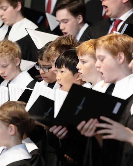Die Hymnus-Chorknaben singen ein Lied.