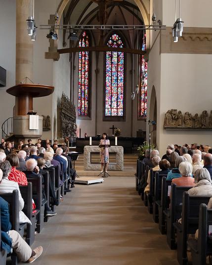 Landtagspräsidentin Muhterem Aras hält eine Rede in der Stiftskirche in Stuttgart.