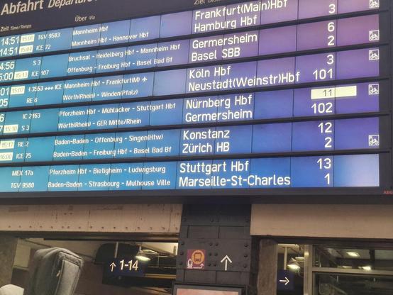 Foto eine Abfahrtsanzeige am Bahnhof. Ganz unten steht als Ziel: Marseille-St-Charles.