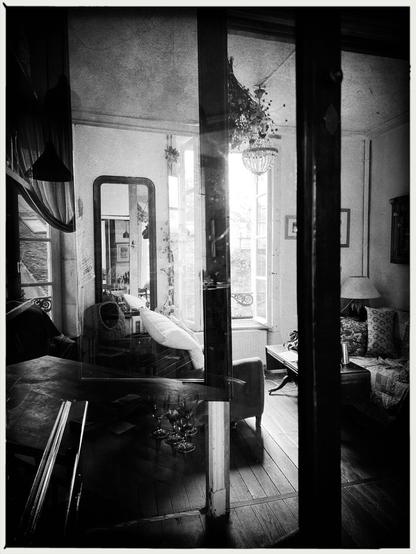 Jeux de portes de placards et de fenêtres avec miroir en fond