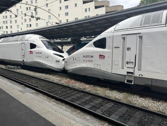 A close up of the kissing TGV-Ms