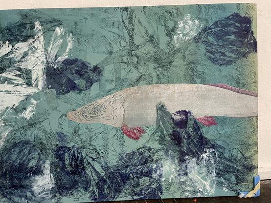 Linolschnitt auf Holz gedruckt. Ein Fisch schwimmt in einer Meer aus Plastik Tüten.