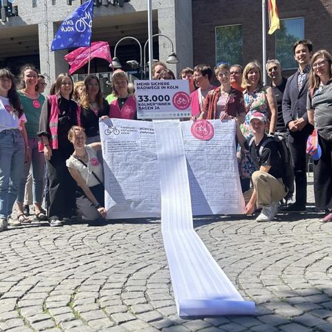 Aktivisten mit XXXL Unterschriftenbogen