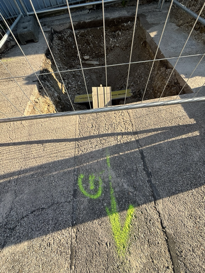 Bauschacht in der Straße, um ein Haus vom Gasnetz zu trennen.