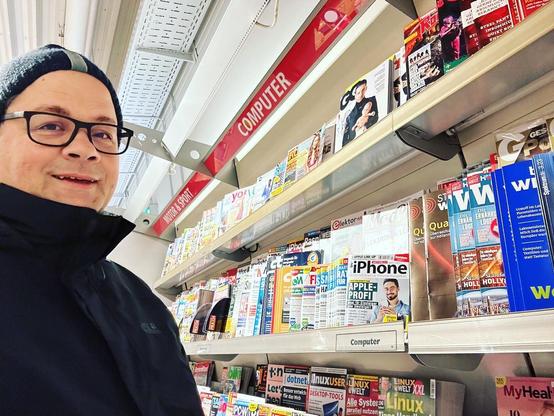 Sven Oliver Rüsche am Zeitschriftenregal.