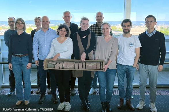Kick-off-Meeting des TRIGGER-Projekts auf dem Gutenberg-Campus: (v.l.) Dr. Hagen Deckert (igem), Prof. Dr. Miriam Christina Reiss (JGU), Prof. Dr. Virginia Toy (JGU), Prof. Dr. Boris Kaus (JGU), Dr. Eva Wellmann (MaP), Prof. Dr. Jörg Renner (RUB), Manuela Richter (Projektträger Jülich), Dr. Stephen Michalchuk (JGU), Dr. Joyce Schmatz (MaP), Dr. Hugo Dominguez Carranza (JGU) und Dr. Min Zhang (RUB) (Foto/©: Valentin Koßmann / TRIGGER)