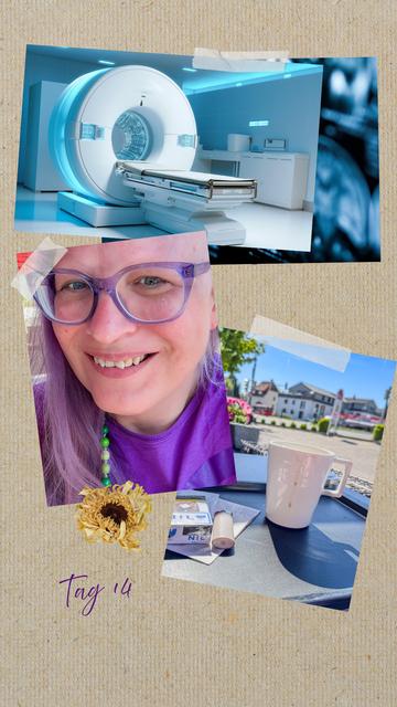 Collage mit drei Bildern auf einem strukturierten, beigefarbenen Hintergrund. Oben ein Foto eines modernen MRT-Geräts in einem hellblauen Raum. Darunter ein fröhliches Selfie einer Person mit lila Haaren, lilafarbener Brille und passendem Oberteil, die herzlich lächelt. Rechts daneben ein sonniger Café-Moment: Auf einem Tisch steht eine weiße Tasse, daneben eine Zigarettenschachtel und ein Feuerzeug, im Hintergrund ein kleiner Marktplatz mit blühenden Blumen. Unten steht in lila Schrift „Tag 14“, verziert mit einer gepressten, gelben Blume. Ein Tag voller Kontraste zwischen medizinischem Termin und einem entspannten Moment in der Sonne.