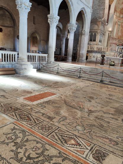 interno della Basilica di Aquileia UD