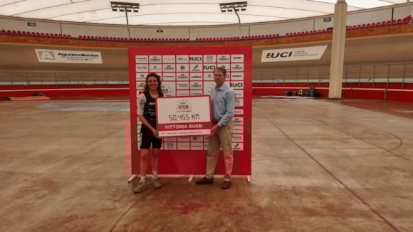 L'Italienne Vittoria Bussi après son nouveau record de l'heure, sur le vélodrome d'Aguascalientes, le 9 mai 2025 - Photo : UCI