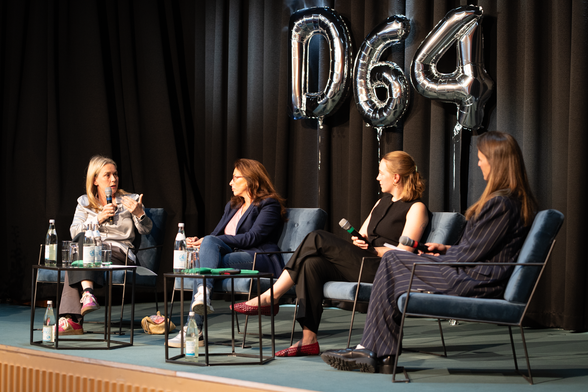 Judith Simon, Yasmin Fahimi, Svea Windwehr und Lena M. Stork auf der Bühne beim D64-Frühjahrsempfang. Bild: D64/Falko Ortolf