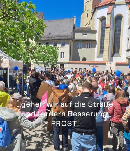Bild der Demo in Augsburg. Viel Teilnahme.

Text: ... gehen wir auf die Straße und fordern Besserung. Prost!