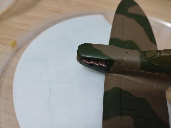 Prueba de encaje de uno de los escapes del motor Merlin del Spitfire MkI. Se ve la pieza del escape de babor encajada en su hueco en la maqueta pintada.