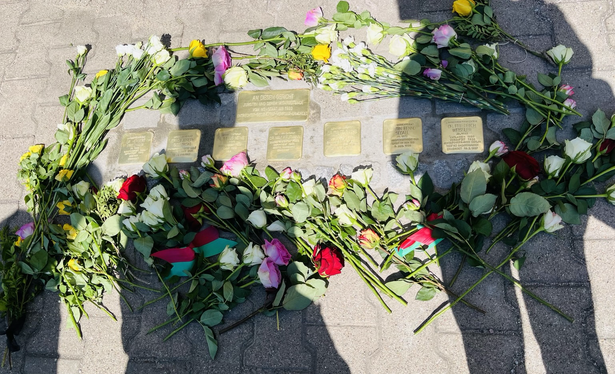 Sieben Stolpersteine und ein Kopfstein für Dr. Friedmann, Glogowski, Dr. Heine, Dr. Kaufmann, Dr. Sachs, Segall, Dr. Weißer. Ringsum liegen Rosen.