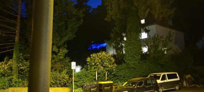 Unser Balkon in blaues Licht getaucht