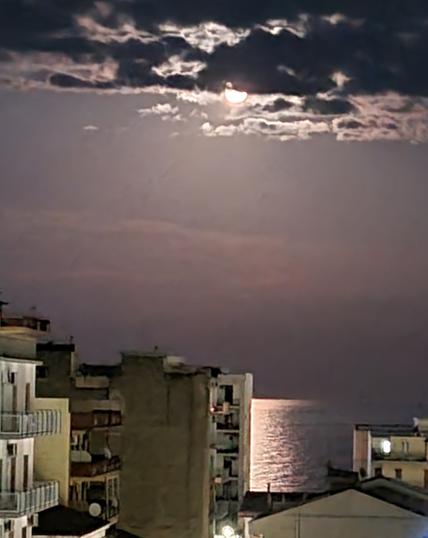 Nuvole coprono la luna che riesce a fare capolino prima di tornare a nascondersi