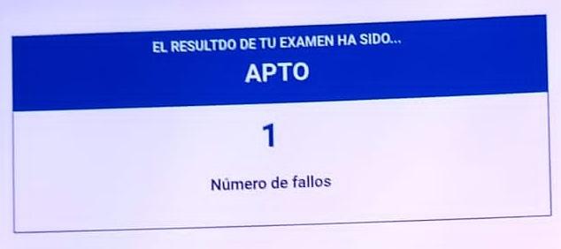 Retall dol pantalla dels resultats de mun examen teòric a l'app de MiDGT en castellà. Em diu que sóc apte igualment i diu clarament que el nombre d'errors que he tingut ens sols d'1.
Igual que amb l'altre foto, aquesta foto és des d'un altre mòbil.