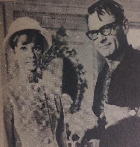Audrey Hepburn y William Holden posando juntos, ambos sonriendo, en una fotografía en blanco y negro.