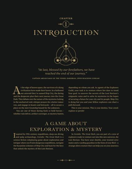 Page d’introduction et de début de chapitre. Alors qu’habituellement la page est blanche (et peut-être un peu beige/jaune) avec du texte noir, ici le fond est noir et le texte doré. Un symbole quasi mathématique occupe un cinquième de la page, suivi d’une citation fictive, puis vient enfin le texte