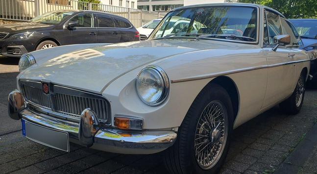 creme colored oldtimer car
front view