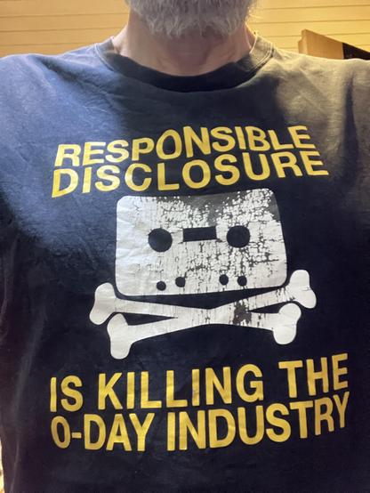 T-Shirt mit altem Mann drin
Text auf dem Shirt:
Resposible disclosure is killing the 0-day industry