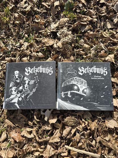 Kuvassa Belzebubs-sarjakuvat kuvattuna lakastuneiden lehtien päällä.