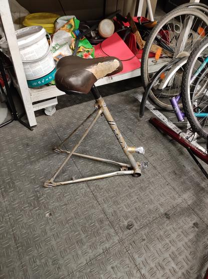 Eine Art Hocker, aus dem hinteren Teil eines Fahrrades gebaut.