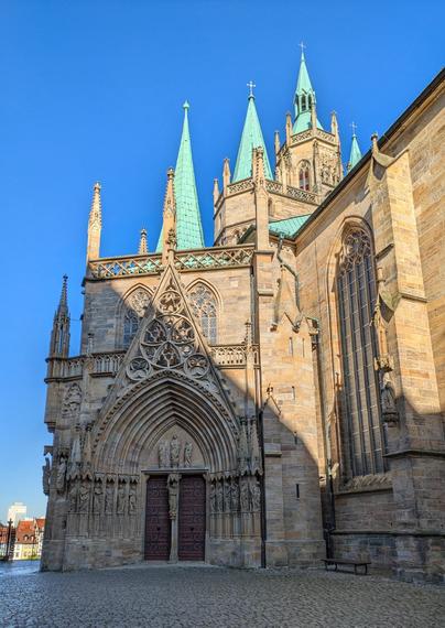 einer der Eingänge vom Dom in Erfurt und eine kleine Menge verschiedener Türme