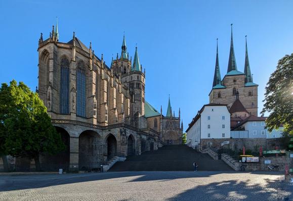 Dom und Severikirche vom Domplatz aus