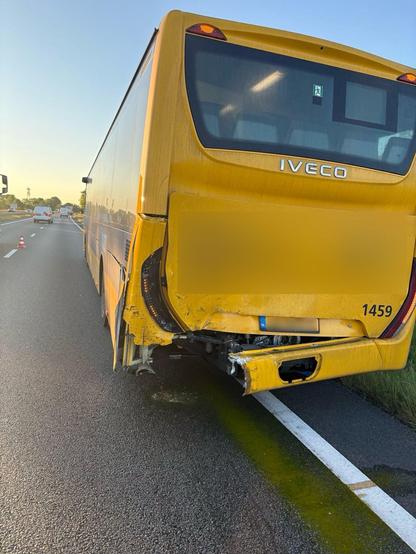 Een bus staat met een kapotte achterkant op de N31 bij Drachten na een ongeval